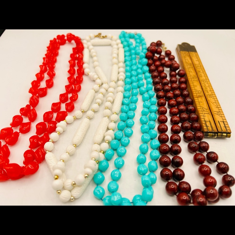 Lot of 4 vintage SARAH COVENTRY plastic bead necklaces red turquoise white - Picture 4 of 12